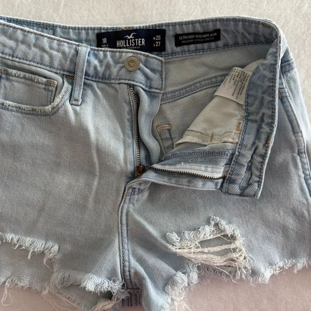 Hollister Girls Ultra High Rise Mom Jean Shorts Light Wash Distressed Size 1R 25
